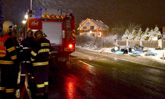 Z pevráceného auta hasii z chebské profesionální stanice vyprostili tyi pasaéry. (26.1. 2011)