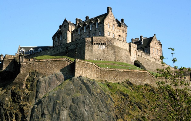Edinburgh. Edinburský hrad leí na vysoké skále