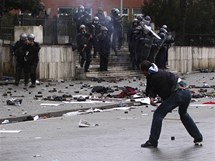 Protivldn demonstrace v albnsk metropoli Tiran. (21. ledna 2011)