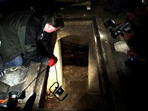 Po necelch dvou stoletch oteveli odbornci kryptu v kutnohorsk kostnici. (26. ledna 2011)