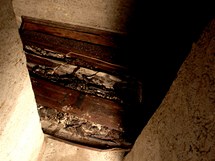 Po necelch dvou stoletch oteveli odbornci kryptu v kutnohorsk kostnici. (26. ledna 2011)