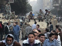 Demonstrace proti prezidentu Mubarakovi v egyptsk Khie pokrauj ptm dnem. (29. ledna 2011)