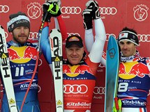 STUPN VTZ slavnho sjezdaskho zvodu v rakouskm Kitzbhelu. Vlevo je druh Amerian Bode Miller, uprosted vtz Didier Cche ze vcarska a vpravo Francouz Adrien Theaux. 