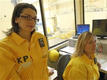 Vmna palivovch lnk a regulanch ty na druhm bloku jadern elektrrny v Dukovanech (Stroj obsluhuj i dv eny, Julie Krskov v brlch a Monika Mervartov).