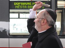 Brněnské ulice bude brázdit pět nových tramvají Škoda13T (Novým vozům požehnal opat Lukáš Evžen Martinec)