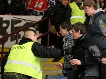 Hokejov derby mezi Jihlavou a Havlkovm Brodem - poadatelsk sluba na Horckm stadion v akci. (22. leden 2011)