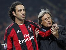 POTEBUJE POMOC. Alessandro Nesta z AC Miln opout s pomoc lka trvnk.