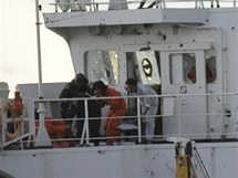 Jihokorejt vojci na tankeru Samho Jewelry zahrauj unesenou posdku (21. ledna 2010) 