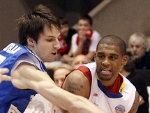 Pardubick� Maurice Hampton (vpravo) proti Vojt�chu Hrubanovi z USK Praha.