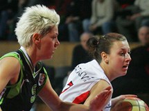 Lenka Bartkov (vpravo) z Hradce Krlov unik Jelen keroviov z Frisca Brno.
