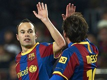 DOBR PRCE! Andrs Iniesta (vlevo) a Lionel Messi z Barcelony slav gl do st Santanderu.