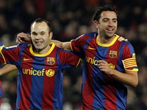 MAL VELC MUI. Andrs Iniesta a Xavi (vpravo) si uvaj dal spch Barcelony.