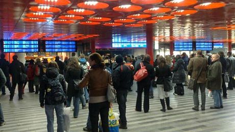 Vlaky na hlavním nádra�í nabíraly zpo�d�ní. Cestující postávali v nádra�ní hale.