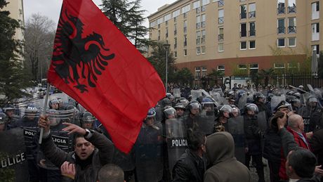 Protivládní demonstrace v albánské metropoli Tiran. (21. ledna 2011)