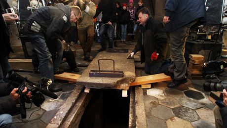 Po necelých dvou stoletích otevřeli odborníci kryptu v kutnohorské kostnici. (26. ledna 2011)