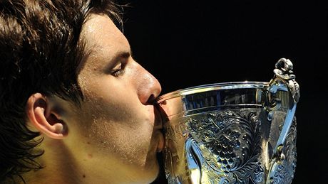 Jií Veselý líbá trofej pro vítze juniorského turnaje Australian Open.