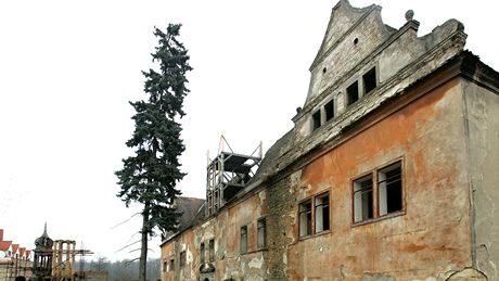 Zchátralý zámek Vrovice se dokal jen dílích oprav. 