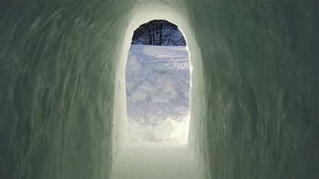 Jedenáctimetrový tunel lze projet na lyžích.