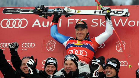 výcarský lya Didier Cüche se nechává nosit na ramenou leny svého týmu. Práv toti vyhrál závod Svtového poháru v Kitzbühelu.