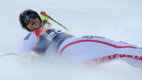 DO CÍLE PO ZÁDECH. Rakuan Mario Scheiber padnul v cíli závodu Svtového poháru na Hahnenkammu na sníh. 