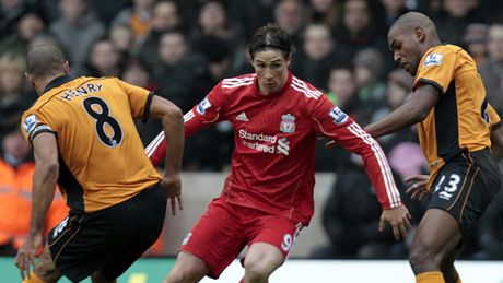 SLALOM. Liverpoolský fotbalista Fernando Torres obchází dva soupee z Wolverhamptonu.