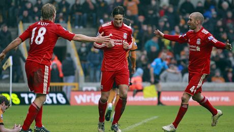 OBEJMI M! Fotbalisté Liverpoolu oslavují gól Fernanda Torrese (uprosted).