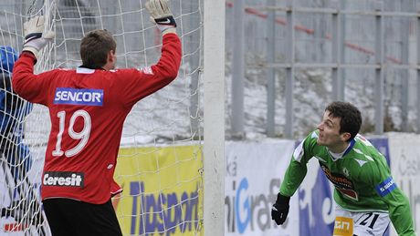 jablonecký David Lafata dává gól do sít� Bohemians v zimní p�íprav�.