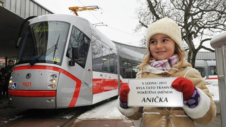 Brn�nské ulice bude brázdit p�t nových tramvají �koda13T (Ani�ka �ev�íková z Brna s cedulkou, která bude umíst�na v nové tramvaji)