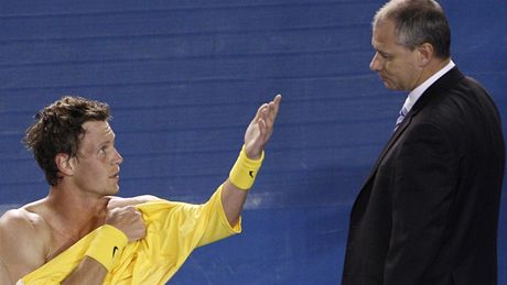 Tomá Berdych diskutuje s hlavním rozhodím Waynem McKewenem ve tvrtfinále Australian Open