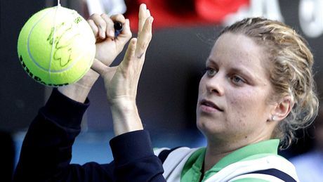 Kim Clijstersová dává autogramy po vítzném semifinále Australian Open