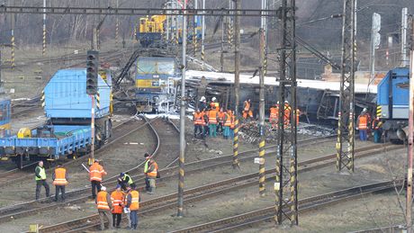 Jet v nedli eili dlníci na seaovacím nádraí v Malomicích na trati Brno - eská Tebová následky vykolejení dvou cisteren a nárazu osobního vlaku do sloupu dráního vedení. (23. ledem 2011)