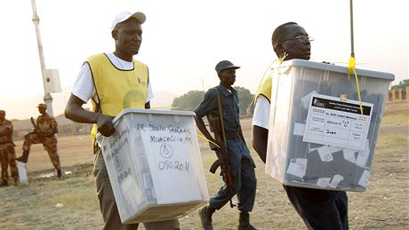 lenové volební komise nesou urny po uzavení volebních místností v Dub (15. ledna 2011)