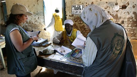 Nezávislé pozorovatelky z Arabské ligy hovoí s leny volební komise bhem referenda v Súdánu (14. ledna 2011)