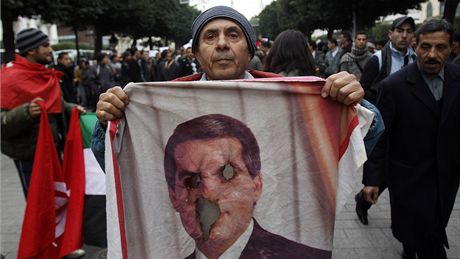 Protestující Tunisan s ohoelou podobiznou uprchlého prezidenta bin Alího (25....