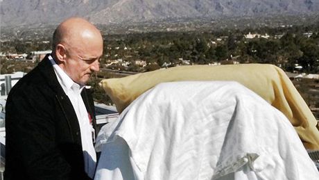 Mark Kelly se svojí manelkou a senátorkou Gabrielle Giffordsovou hledí na pohoí Santa Catalina v Tucsonu. (21. ledna 2011)