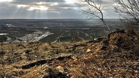 Pokraující tba v dole SA je hlavním dvodem sesuvu pdy pod zámkem Jezeí. (leden 2011)