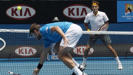 Stanislas Wawrinka se marn snaí vrátit mí na polovinu Rogera Federa. Druhý jmenovaný vyhrál tvrtfinálový zápas na Australian Open ve tech setech.