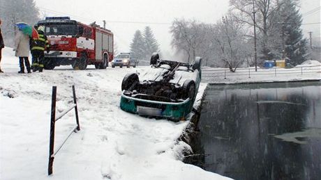 Auto se pevrátilo na stechu a zastavilo na hran vodní nádre ve tikov. (25. ledna 2011)