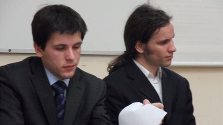 Studenti Institutu ekonomických studí Fakulty sociálních v�d UK Pet Janský a Ji�í Skuhrovec vyhodnotili spolu s Janou Chvalkovskou ve�ejné zakázky ministerstev a Ú�adu vlády za poslední �ty�i roky. 276 miliard odteklo nepr�hledn�, zjistili.