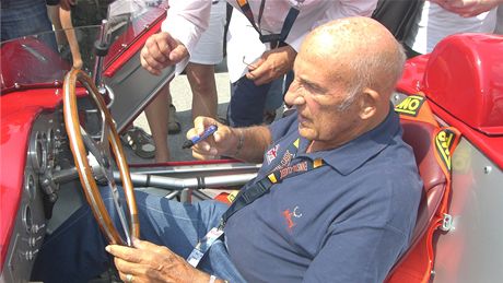 Zpátky za volantem drahocenného Maserati 350, Sir Stirling Moss v Gröbmingu.