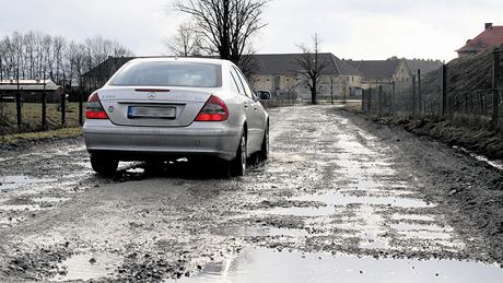 Silnice v �eském Mezi�í�í, po které se vozí �epa do cukrovaru, je zcela zdevastovaná.