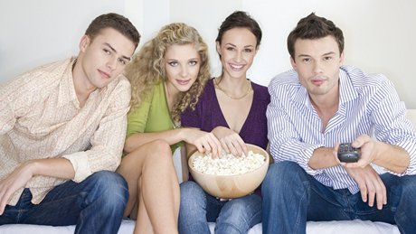 Sledování televize s popcornem