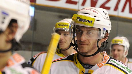 RADOST HRDINY. Litvínovský hokejista Viktor Hübl rozhodl zápas proti Plzni a po zápase m�l d�vod k radosti.