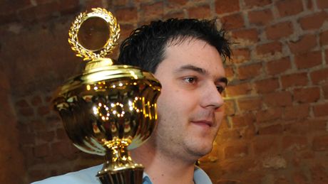 Ji�í Lipták s trofejí vít�ze ankety o nejlep�ího st�elce roku 2010.