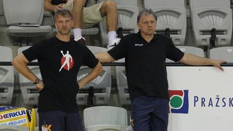 Pavel Pauza a Ji�í Kotr� (vpravo) na lavi�ce pra�ské Dukly.