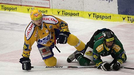 Tomá� Hyka (vpravo) v extraligovém duelu se Zlínem