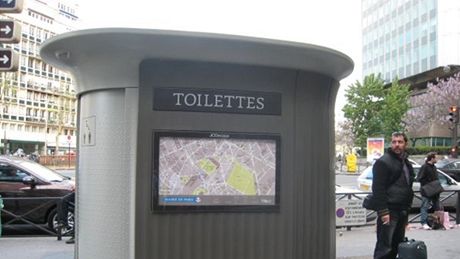 Veejné toalety v Paíi bohuel komunikují jen francouzsky