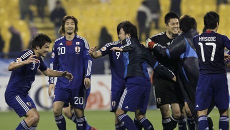 Fotbalisté Japonska se radují z postupu do semifinále asijského šampionátu