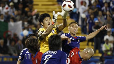 Závar před jihokorejskou brankou v zápase s Japonskem