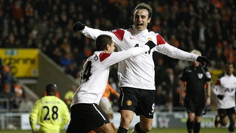 Dimitar Berbatov z Manchesteru United (vpravo) p�ijímá gratulaci od Javiera Hernandeze, k jednomu ze svých gól� v zápase s Blackpoolem